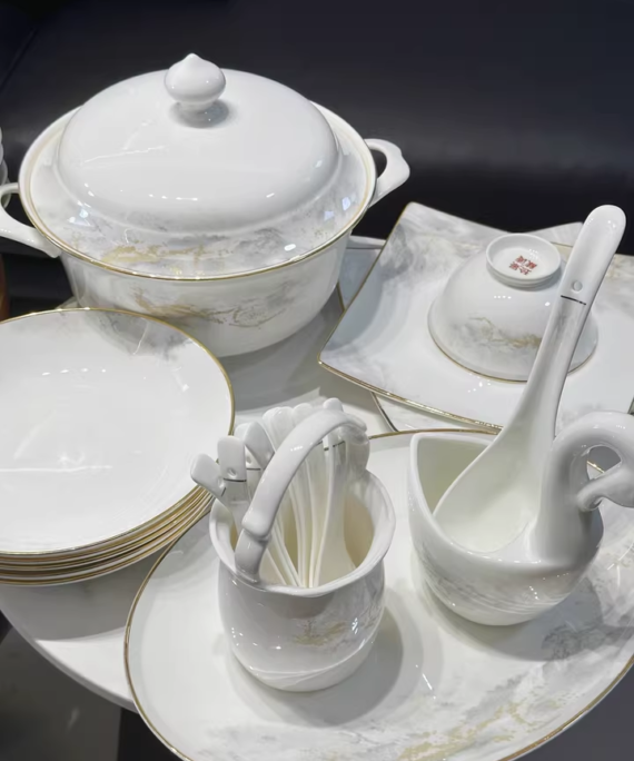High-quality Chinese-style tableware set, made of Jingdezhen ceramic bone china, suitable for home use, perfect for housewarming.