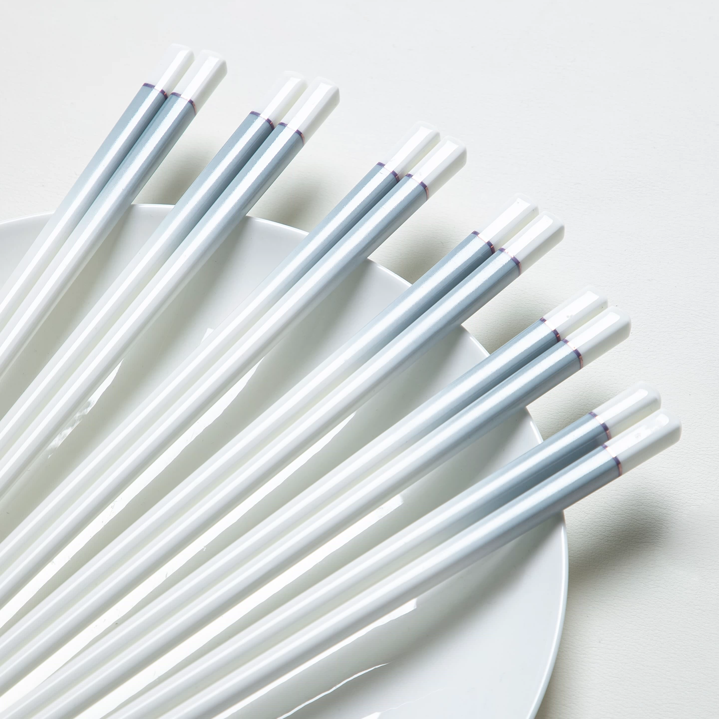 Ceramic bone china chopsticks, antibacterial, mildew-proof, non-slip, high-end ceramic chopsticks from Jingdezhen, suitable for home use, high temperature resistant and non-deformable.